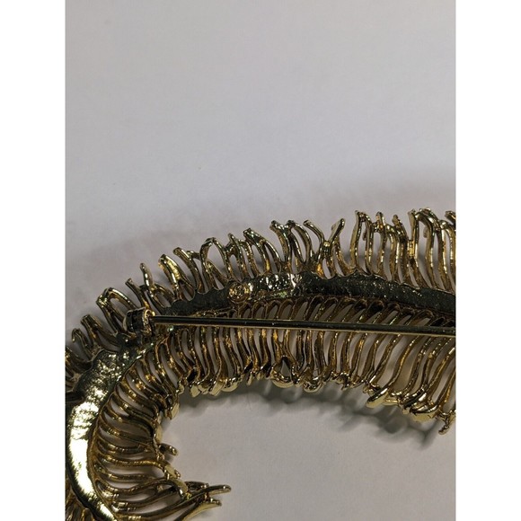 Vintage Signed CORO Pegasus Curled Feather Goldtone Brooch Pin - Picture 4 of 5
